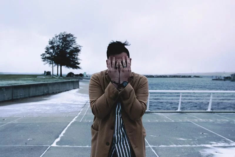 全てのトラブルが自分に返ってきて愕然としている様子