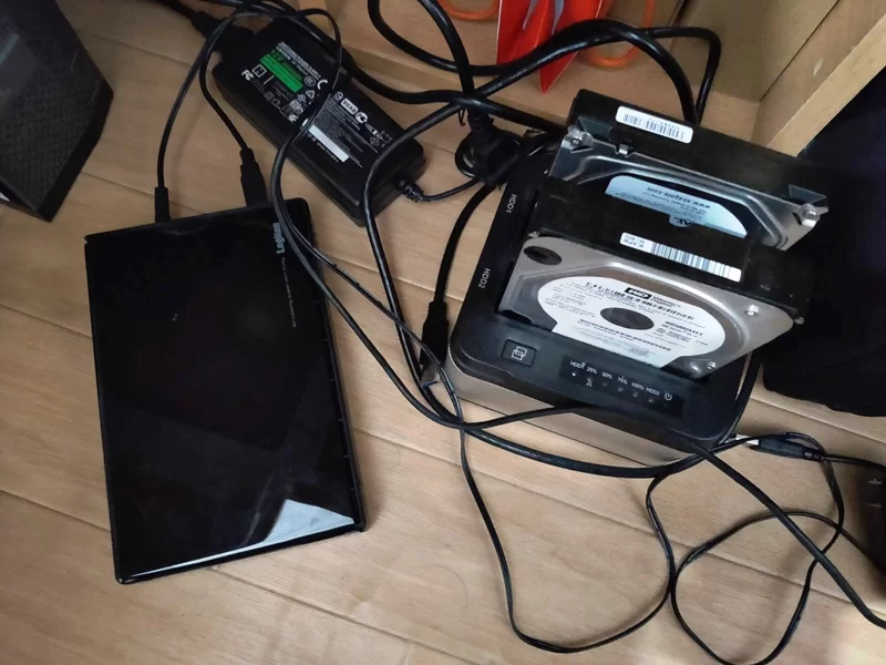 外付けHDDを複数つないでNASのデータを救出している様子